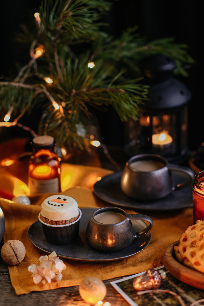 На фото серия "Бронза Норманнов" Мастерской дизайнерской посуды "VELES". Кружка вулкан 100 мл и овальное блюдце.