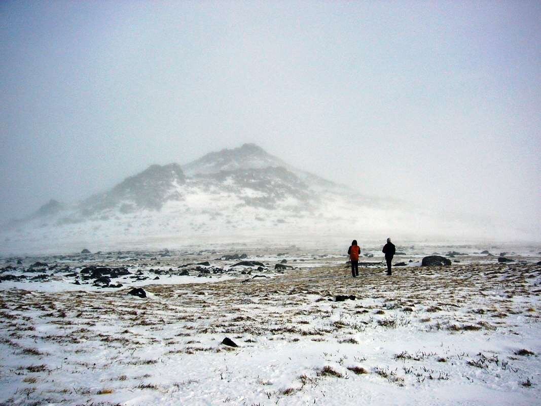 Вершина с высотной отметкой 1311,0 м. официального названия не имеет. Туристы называют эту вершину Южный Иов, геологи – Дюпарков Камень.