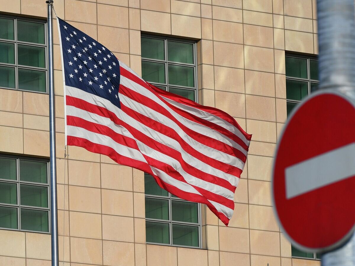    Государственный флаг США у здания американского посольства в Москве© РИА Новости / Максим Блинов