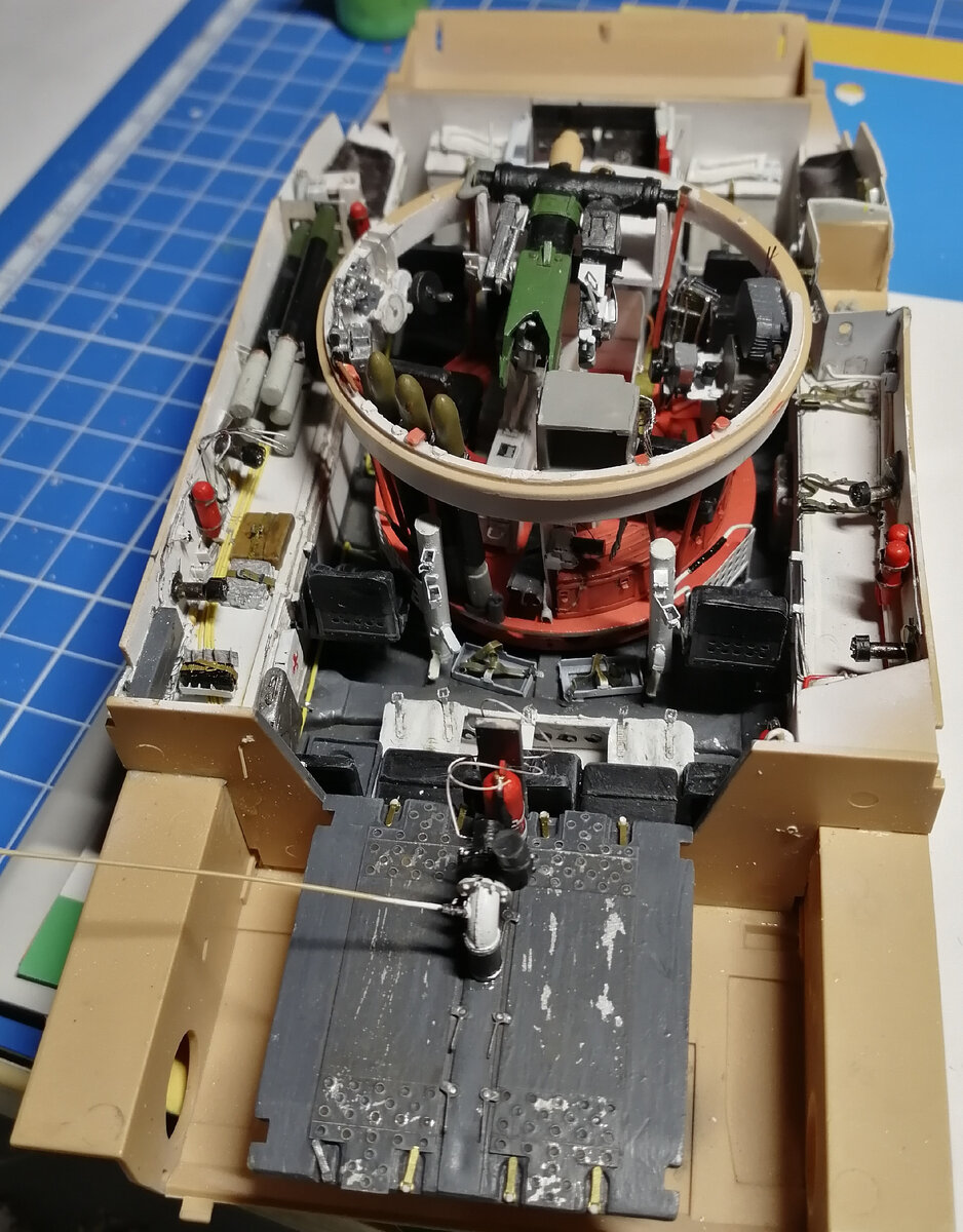 Надмоторные крышки по которым "шлепает" десант, Немного "ободрал" до алюминия.
Добавил вентилятор с проводкой, огнетушитель с креплением, ручки.