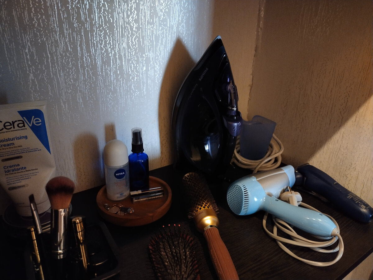 Утюг убрала назад только потому, что редко его достаем. При постоянном использовании это было бы неудобно 