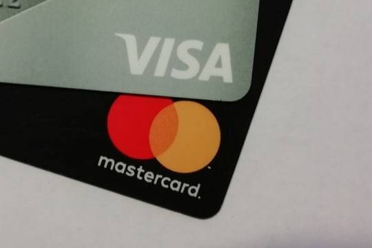    Хакеры взломали аккаунт россиянки на AliExpress и купили украинские флаги на деньги с ее карты