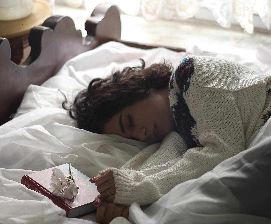    Девушка спит:Unsplash / Zohre Nemati