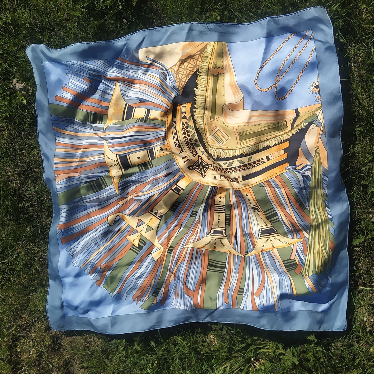 Винтажный платок Hermes из секонд-хенда.