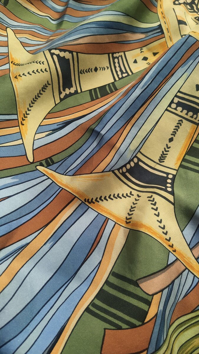 Винтажный платок Hermes из секонд-хенда.