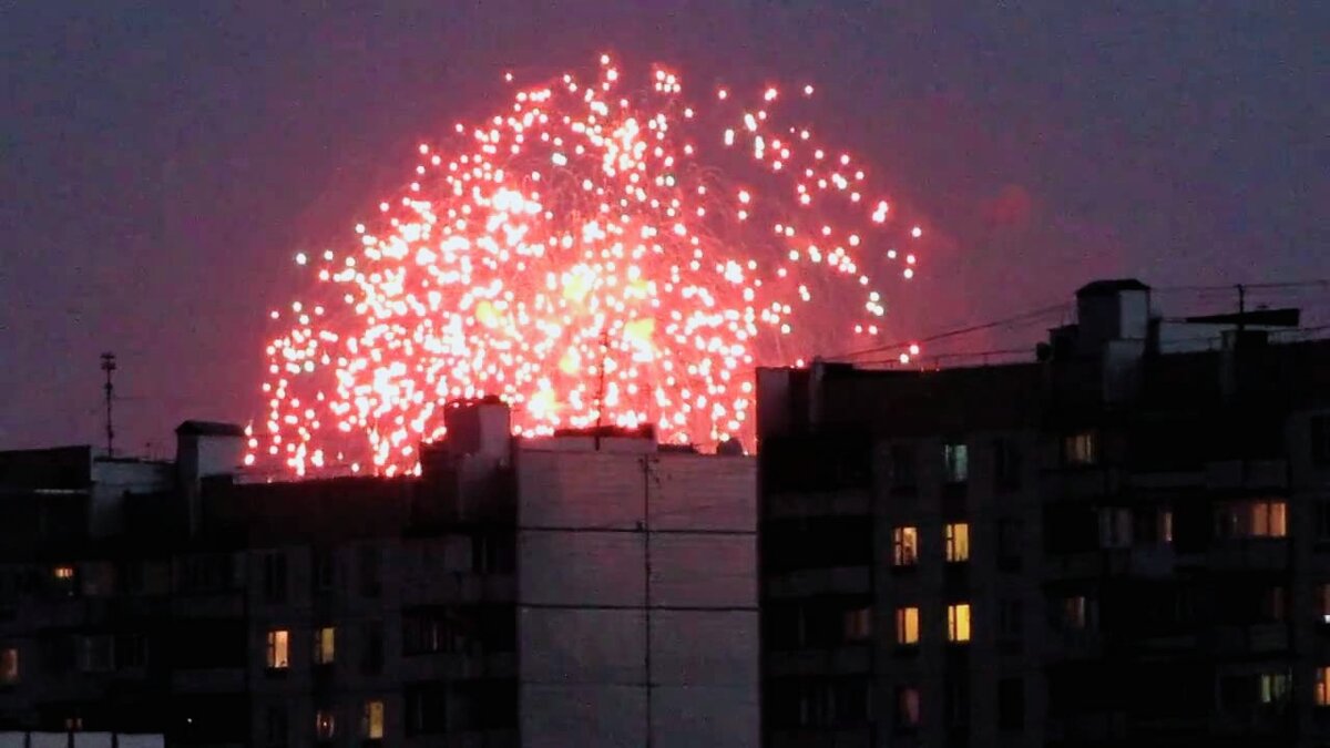 Сцена торжественного выражения радости в каменных джунглях.