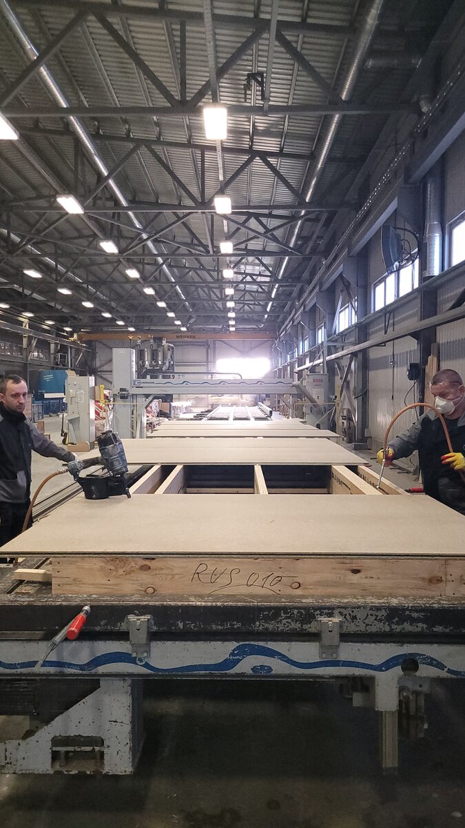 Префаб дома же сейчас являются одной из основных тенденций в сфере строительства. 
Первые префаб дома были созданы еще в начале 20 века. В СССР строили префаб дома на государственном уровне. В период после Первой мировой войны, появились фабрики, которые производили префаб дома для нужд жителей Британии. В период Второй мировой, они использовались для быстрого и эффективного размещения военных и гражданских, которые потеряли свои дома.
