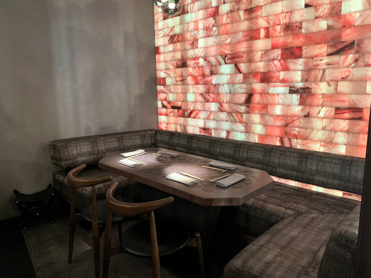 Стена из гималайской соли и уютный уголок для компании