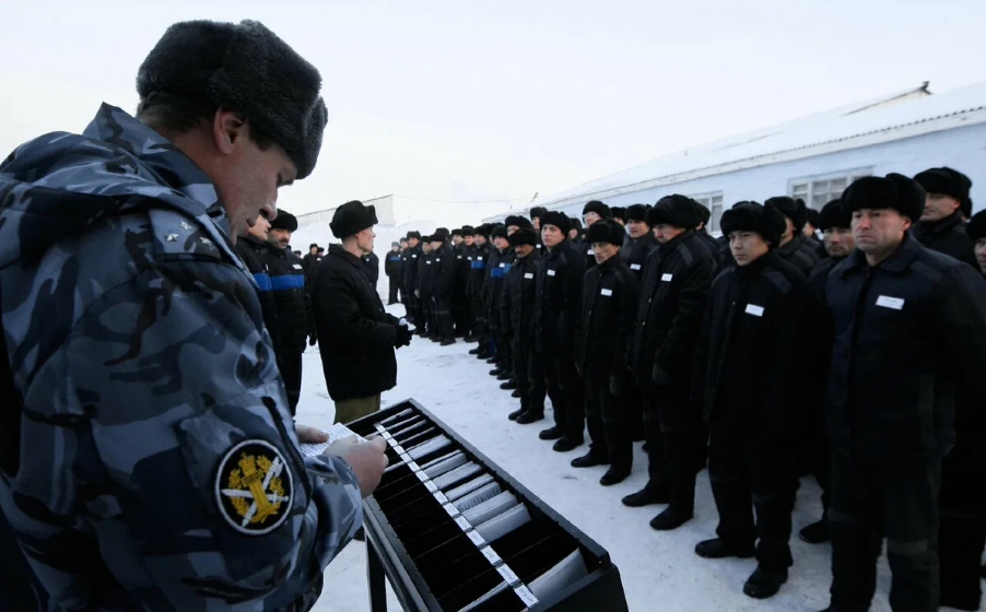 Проверка в колонии. Строй осужденных. Строй в колонии. Отряд осужденных. Построение в колонии.