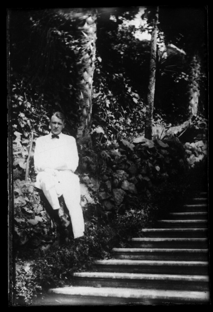 Булгаков Михаил Афанасьевич в Сухуми, май 1928 г. Фото: © Bulgakov Museum (Moscow State Institution of Culture) 