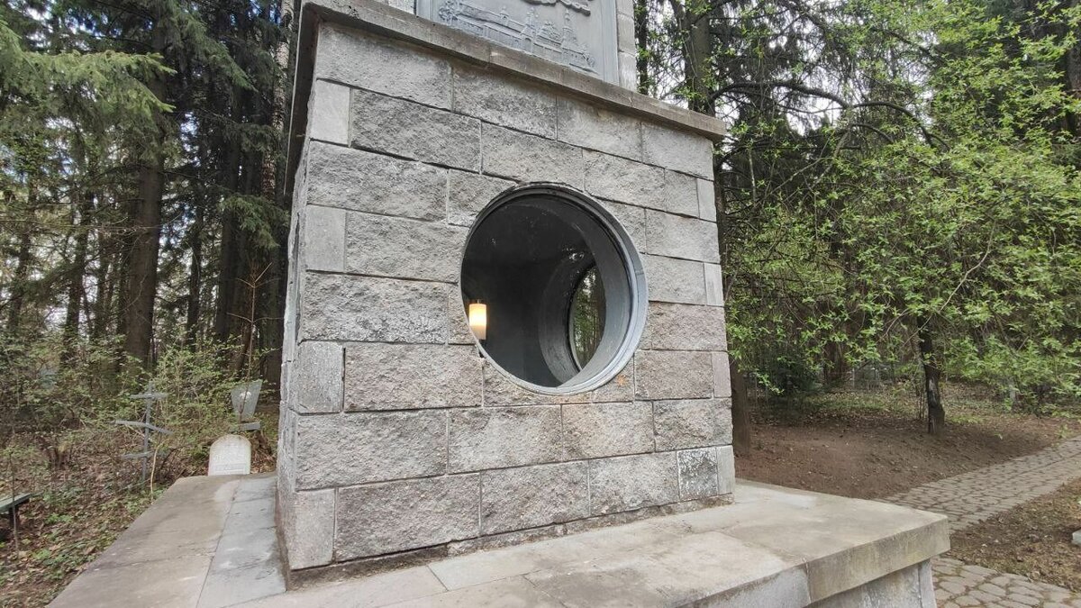     В настоящее время рабочие уже заменили стекло «неугасимой свечи» на территории воинского мемориала на Северном кладбище в Ижевске.