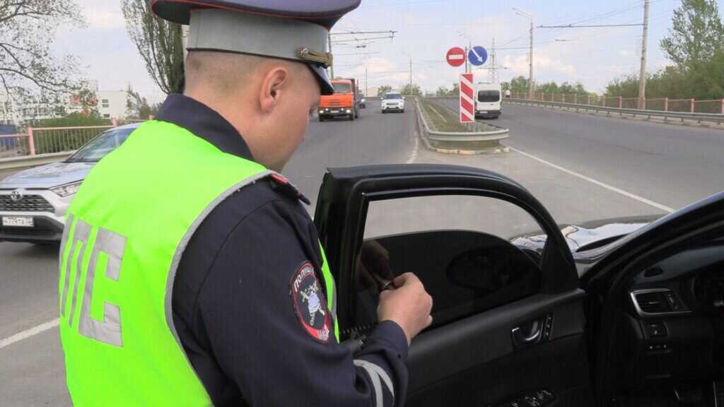 Тонировка инспектор. Инспектор тонировка. Автомобильные штрафы. Штраф за тонировку. ДПС Брянск.