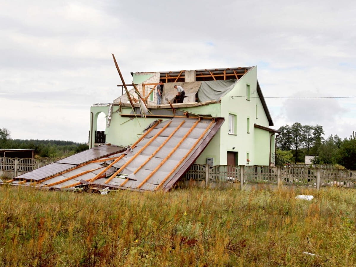 Сильный ветер сносит конструкции