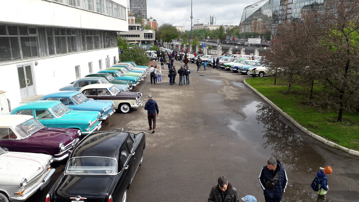 Фото. Автомобили расположились небольшими группами по всей территории университета..