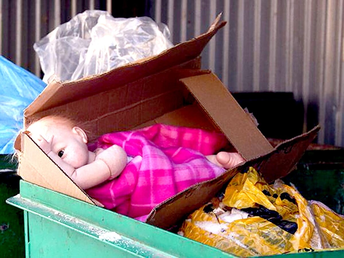Новорожденный в мусорке. Выброшенные Новорожденные младенцы.