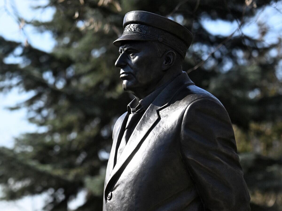    Памятник основателю ЛДПР Владимиру Жириновскому, открытый в годовщину смерти политика на Новодевичьем кладбище в Москве© РИА Новости / Илья Питалев