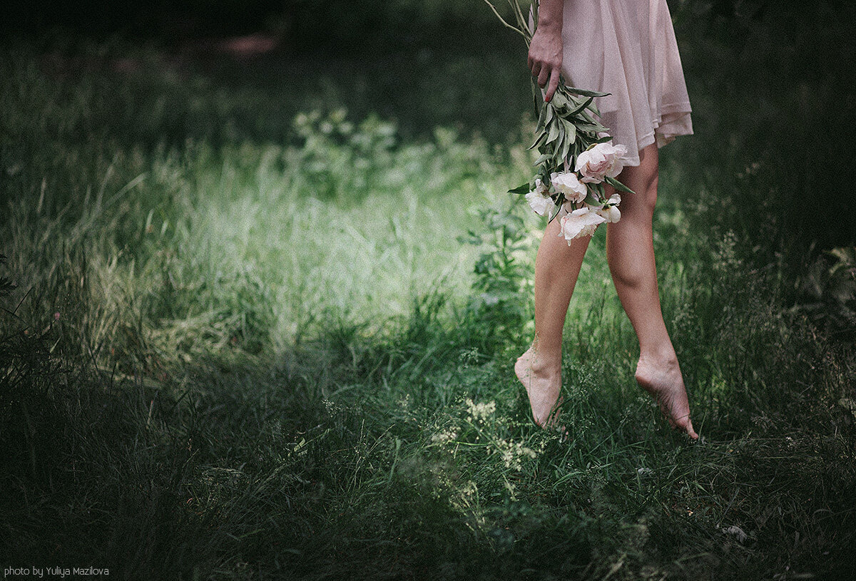 Березки словно девочки босые. Девушка босиком по траве. Босые ноги по росе. Босиком по росе. Ноги на траве.