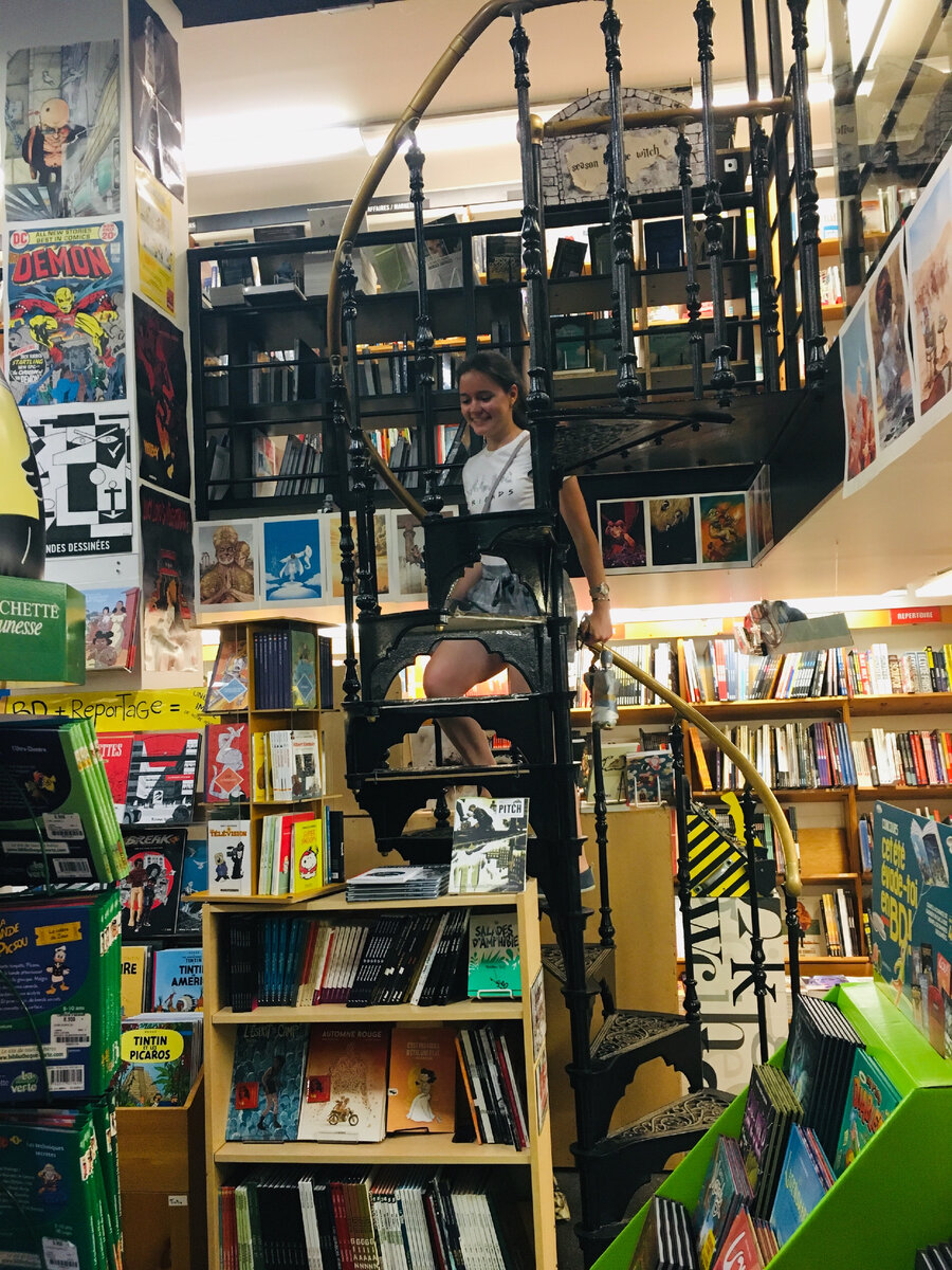Как можно пройти мимо книжный магазинов, когда там такая красота? Это довольную меня сфотографировали в книжном города Квебек. 