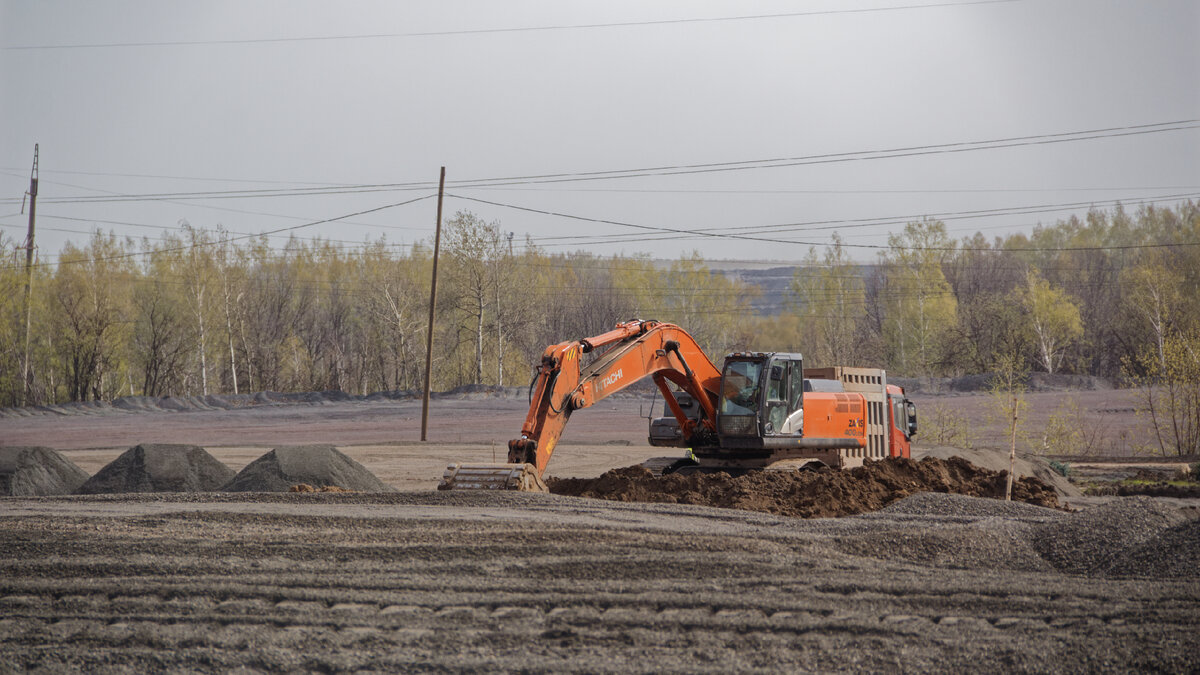 Сейчас на месте будущего завода "Цинкум" трудится строительная техника