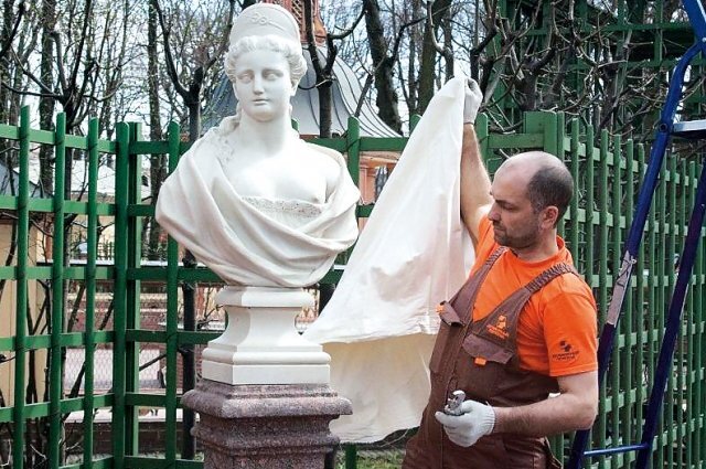    90 скульптур освободили от зимних деревянных футляров.
