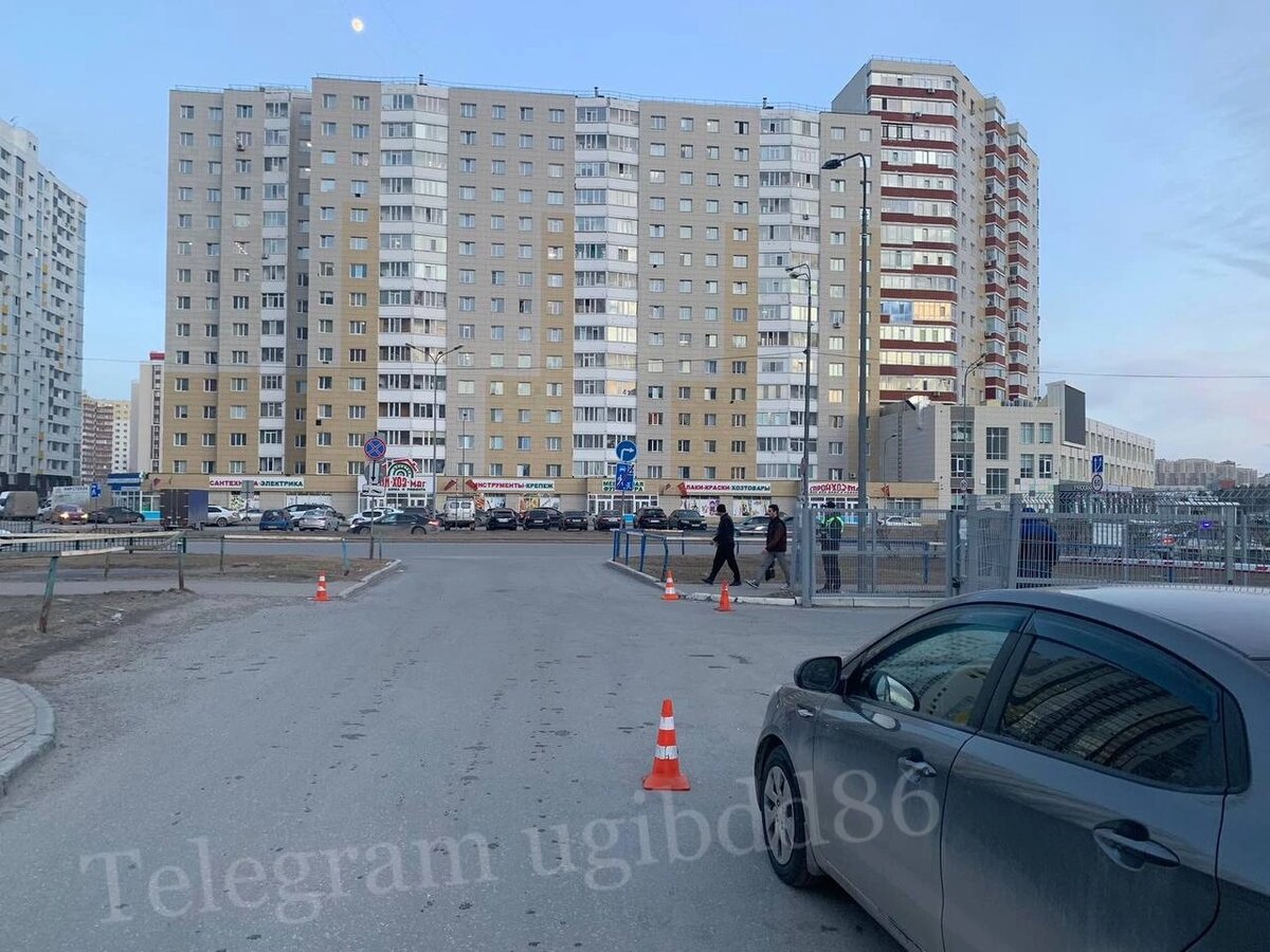    В Сургуте во дворе дома под колеса попал ребёнок