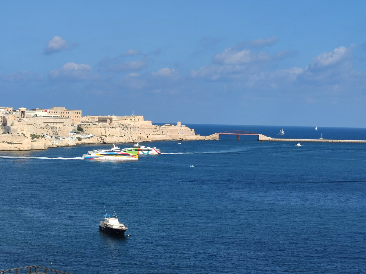Гранд Харбор - не просто одна из лучших бухт мира с точки зрения судоходства, но и одна из красивейших. Это вид из Биргу в сторону выхода в открытое море. Два скоростных парома, курсирующие между Гозо и Валлеттой, встретились. 