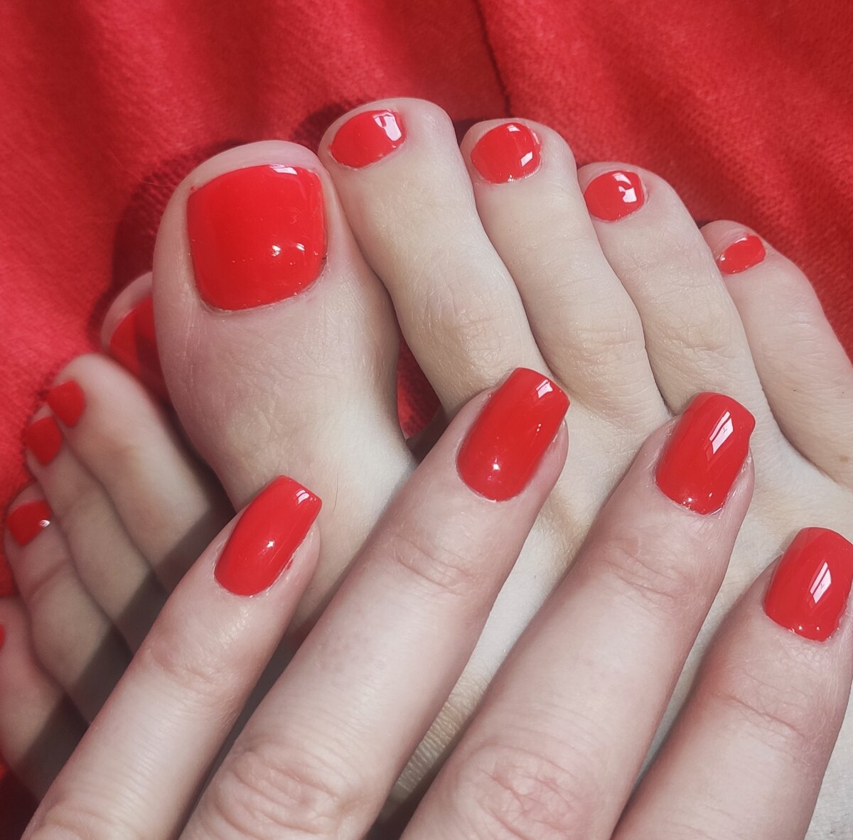 Маникюр и педикюр в ярко-алых тонах - фото автора