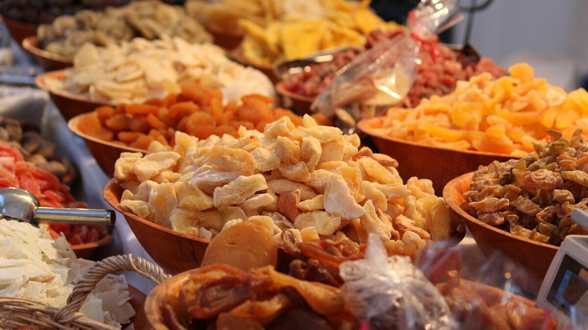     Вяленое мясо, рыба и сухофрукты вкусны, их легко хранить и употреблять в пищу.