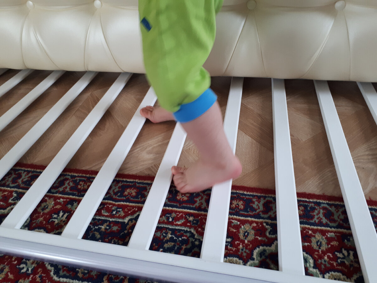 Стенка от кроватки. Сам достал,  сам решил походить. Сенсорика+координация