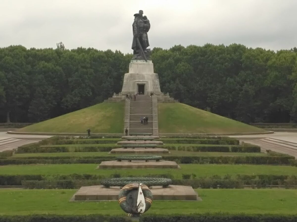 Трептов парк в берлине сегодня. Трептов парк в Берлине. Трептов парк 2024. Трептов парк танк. Мемориал в Трептов парке.