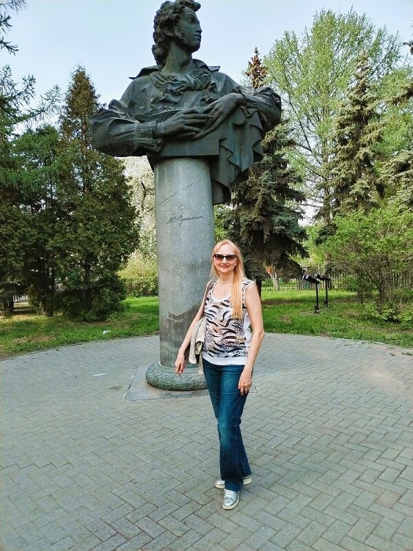 Я около памятника А. С. Пушкину в городском саду г. Челябинск