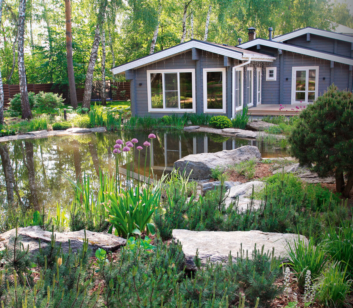    Вокруг пруда можно прогуляться босиком по плотной галечной от- сыпке, которая местами притоплена на 2–3 см, или посидеть на на- гретом солнцем камне, болтая ногами в воде.