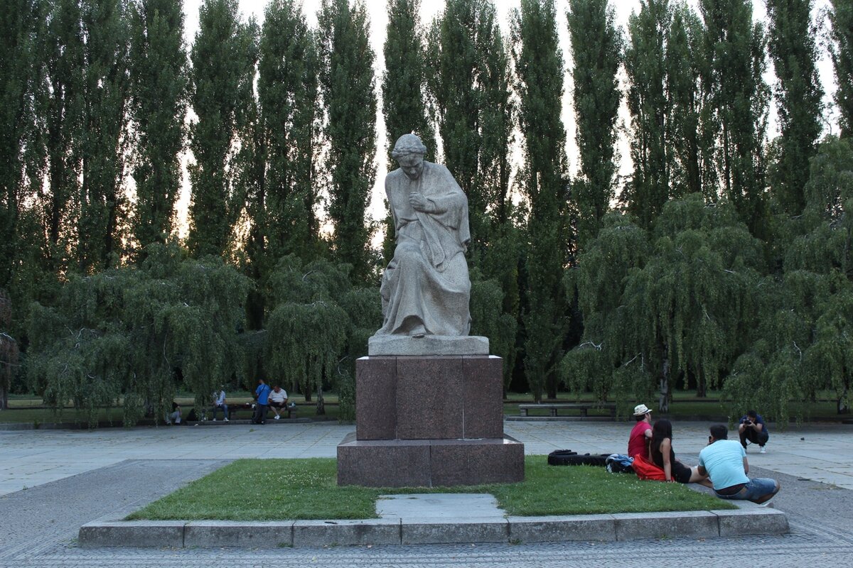 Скульптура Родины-матери