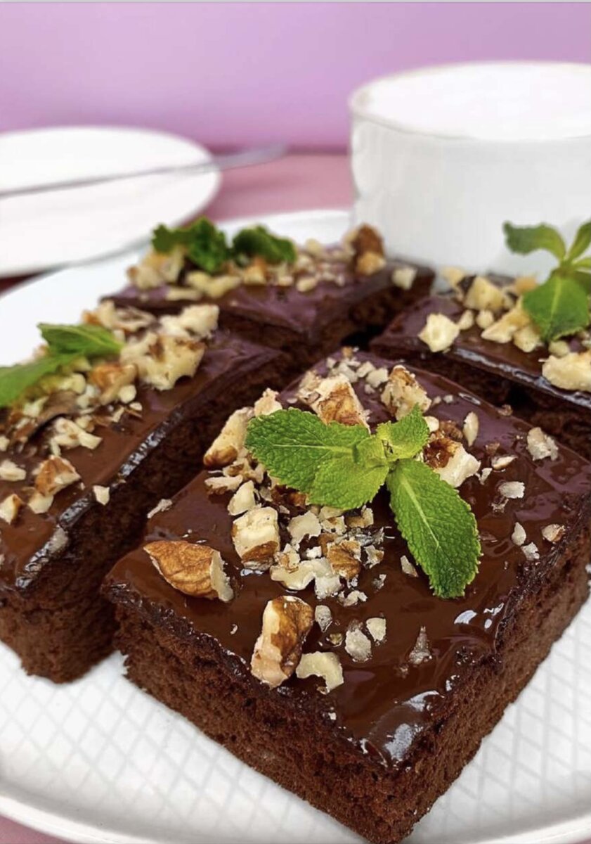 Ингредиенты: Бананы 2 шт. (средних), Какао 40 гр, Яйцо 2 шт, Разрыхлитель 5 гр, Рисовая мука 20 гр, Шоколад (горький) 25 гр, Мёд или другой подсластитель 1 ст.л. (по желанию), Грецкий орех 20 гр.