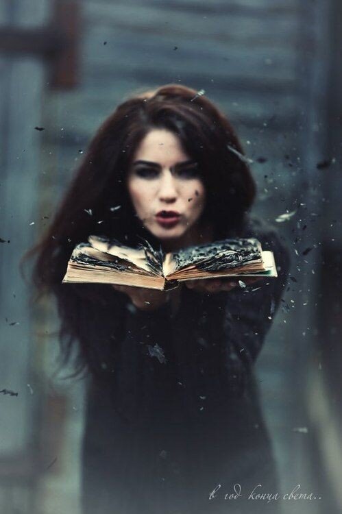 В реальном Петербурге девушка попадает в школу магии, узнает, что там на самом деле учится старшая сестра, а не за границей. Обычные в магической атмосфере школьные интриги, но с её магией творится что-то странное,  ещё и один из учредителей школы проявляет к ней странное внимание.

Когда политически-социальные накалы страстей достигают пика, а она как талантливая ведьма, которых не рождались уже 100 лет, в самом центре событий, выясняется, что она обычный человек и магии у неё нет. А все странности объяснялись тем, что за неё колдовал Август, учредитель. Но дороги назад нет, раскрыть себя она не может, и приходится обычному человеку играть роль ведьмы, по пути выясняя, зачем её взяли на подставную роль