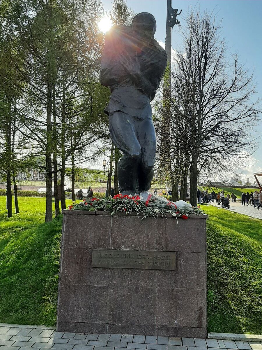 Пропавшим без вести. Памятник посвящен солдатам без могил.