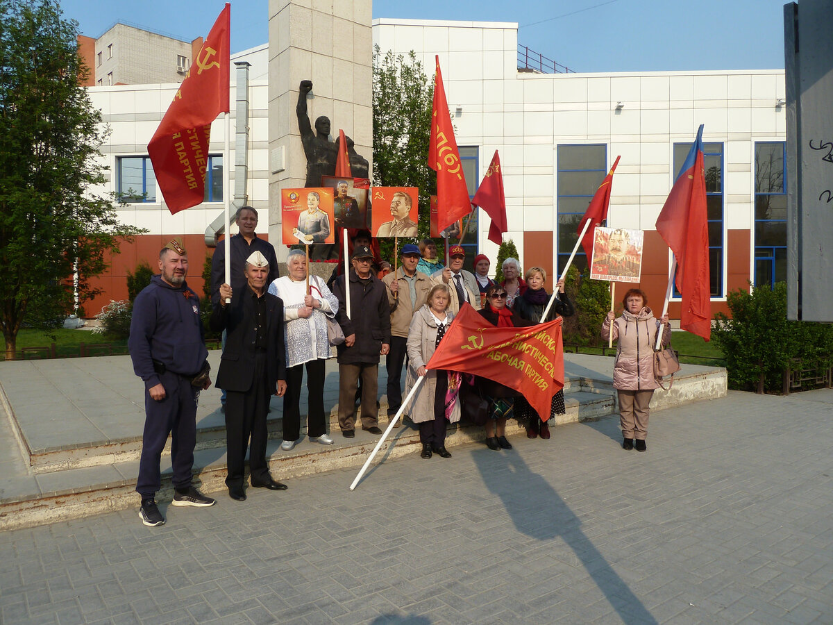 У памятника жертвам колчаковского террора