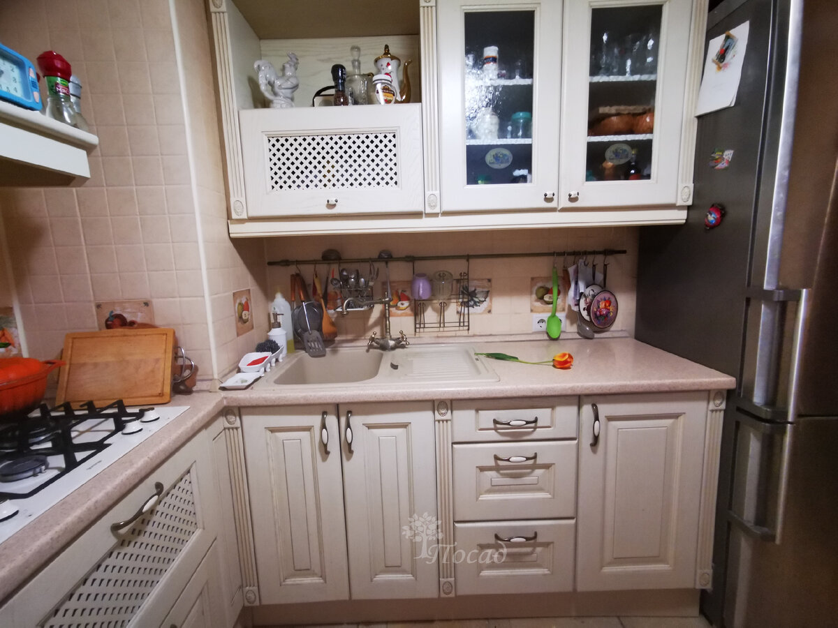 Кухня получилась из двух частей из-за дымохода в углу, который нельзя убирать.