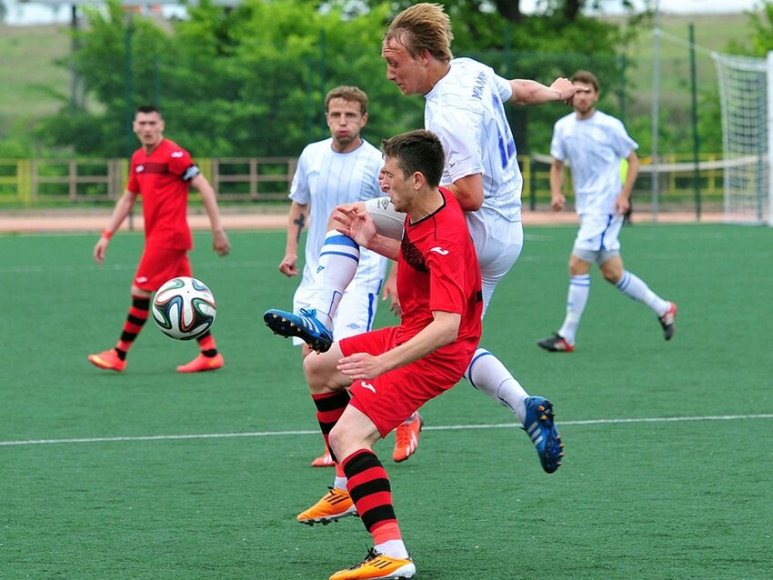 В белой форме Юрий Андрейченко