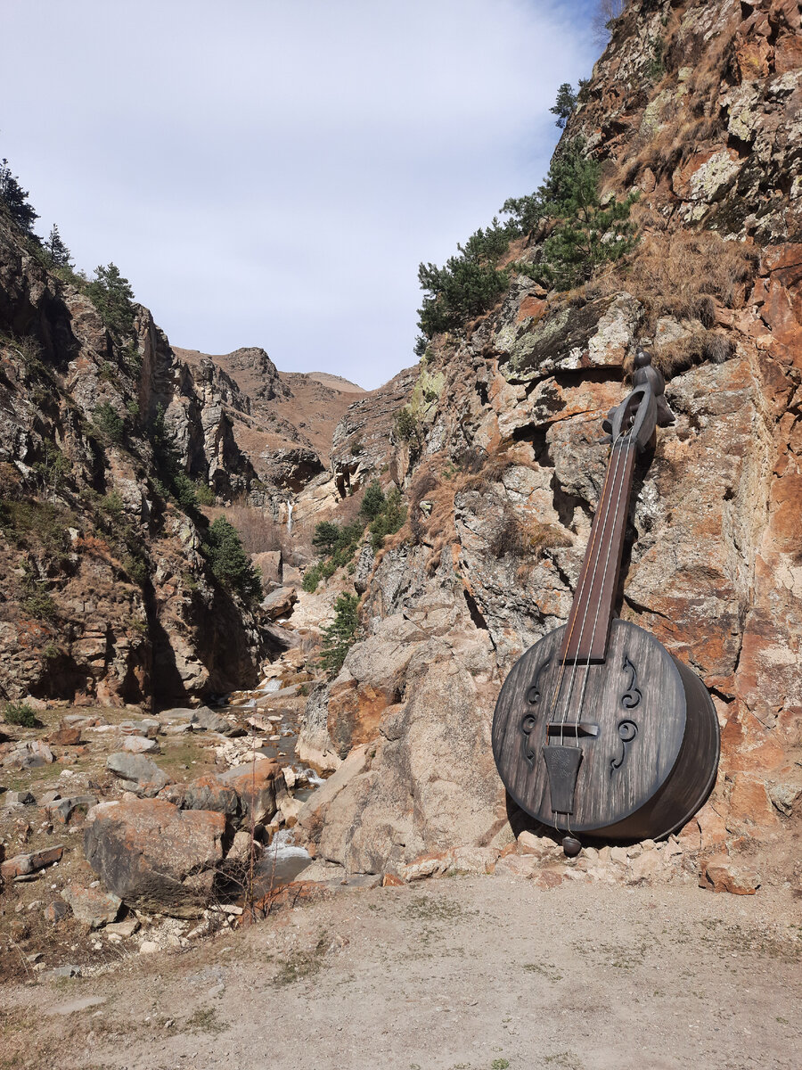 Тут видно и Водопад, который не очень близко, и Фандыр - древнейший осетинский музыкальный инструмент