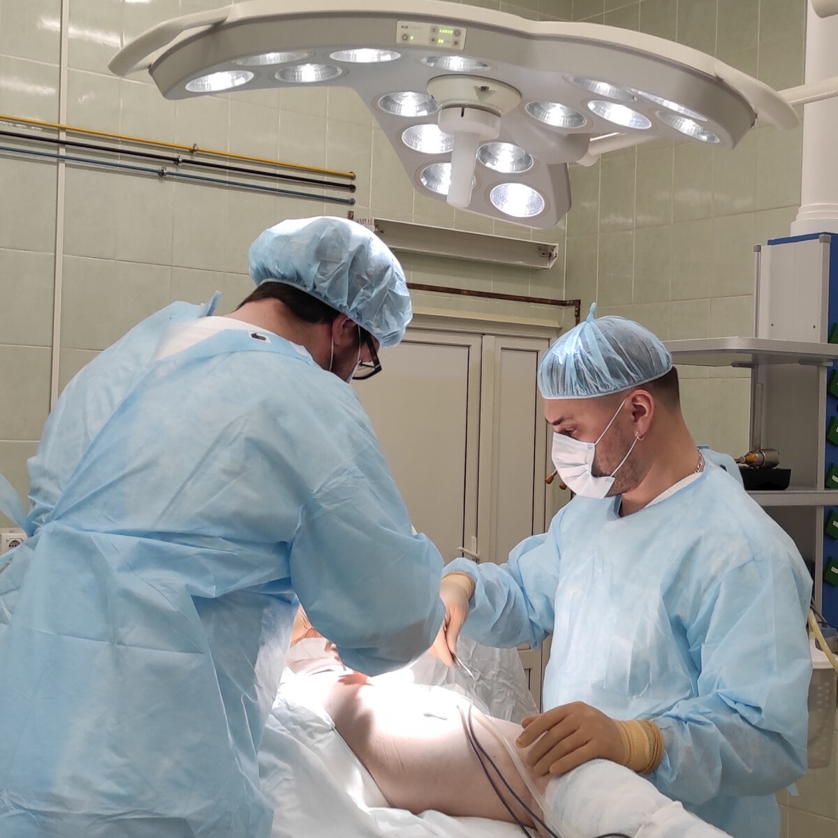 Фото ТОКБ. Травматологи за работой