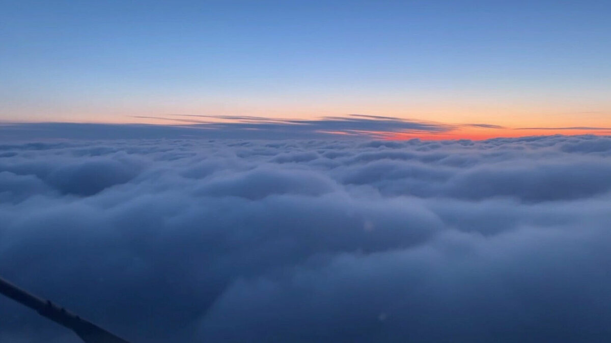     Пилот показал из кабины самолета вид на Красноярск ранним утром.