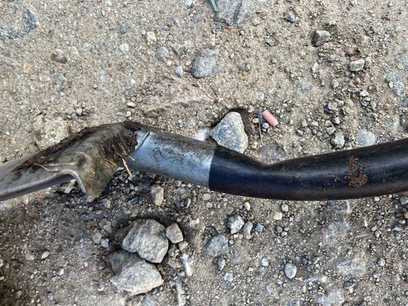 Вот, что случается с лопатой "Fiskars Solid PROF" на обычном непаханом лугу, и это был даже не сложный промерзший грунт, а обычный летний чернозем! Грунт на заднем фоне с  другого места.