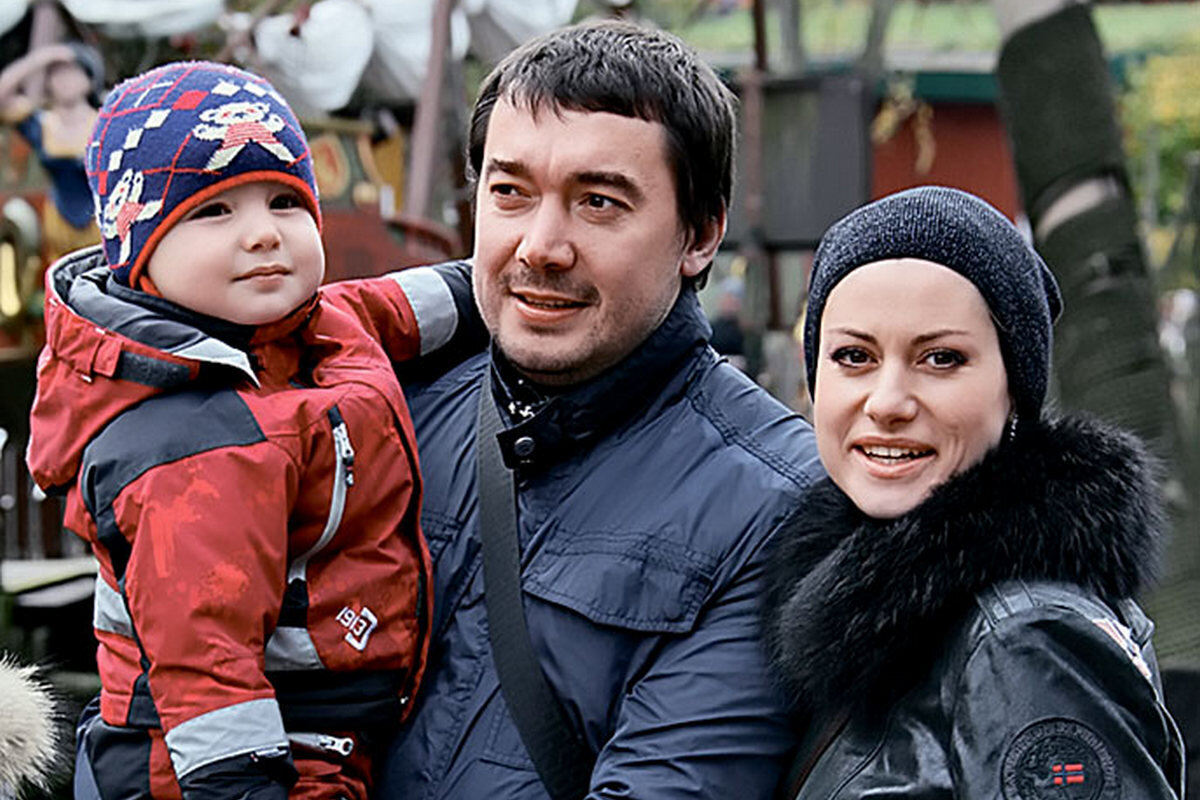 Анна Ковальчук с семьей, Общедоступные источники