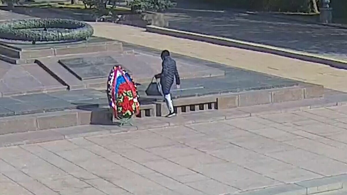     35-летняя женщина сожгла в Вечном огне на Площади Павших борцов в Волгограде сумку и цветы. Теперь ей грозит за это уголовная ответственность, сообщает региональное ГУ МВД. Кроме того, за бегство от полиции ее арестовали на 15 суток.