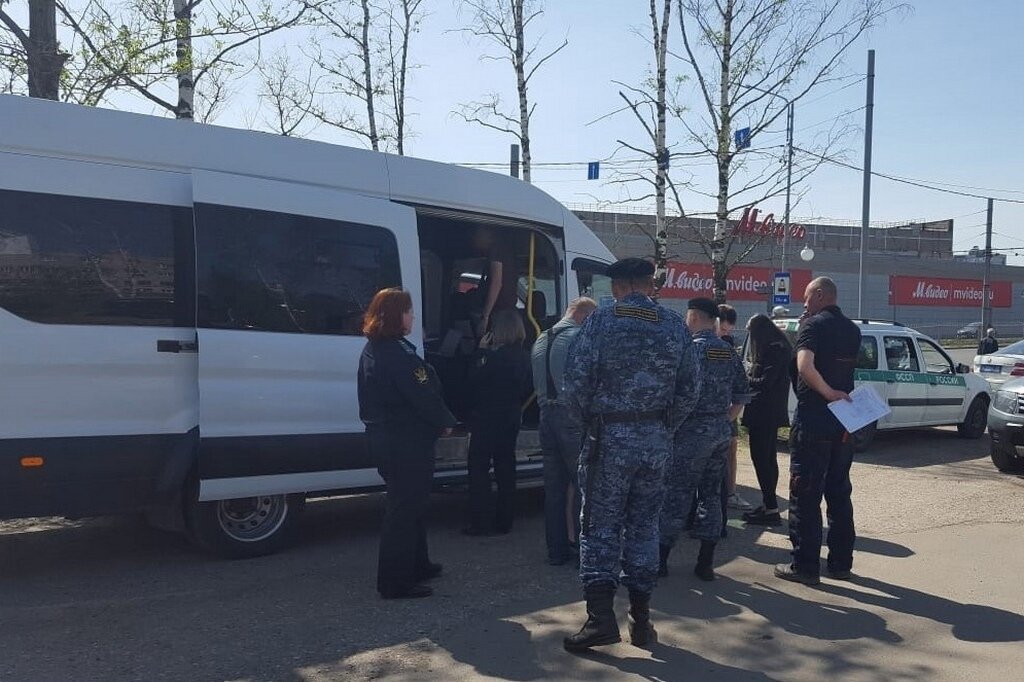    Совместный рейд судебных приставов, сотрудников ГИБДД и центра обеспечения региональной безопасности прошел 15 мая у ТЦ "Юта" на проспекте Победы.