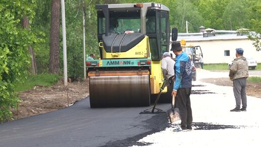 Завершается укладка асфальта на участке улицы Бокинской