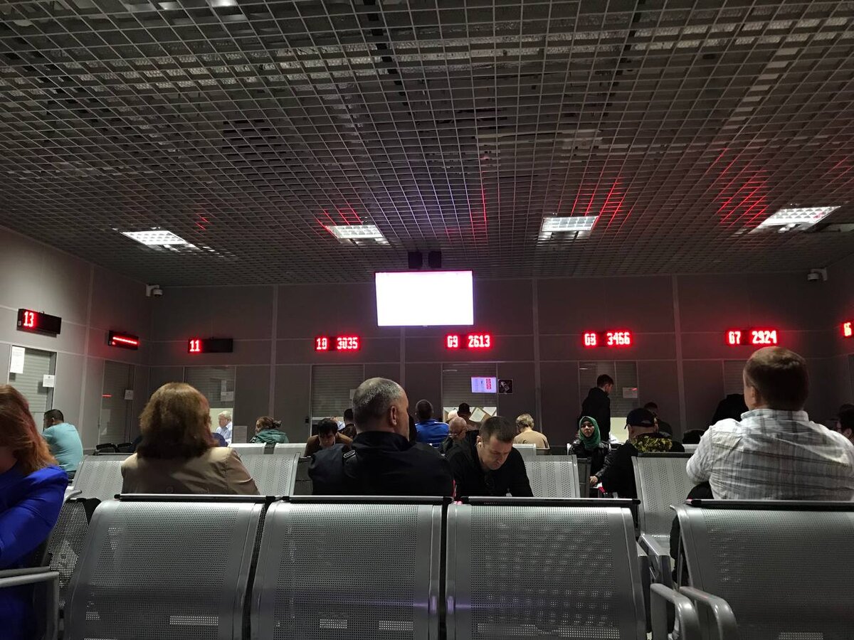 Ожидание своей очереди в миграционном центре в Сахарово