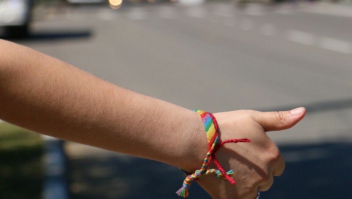     Через три месяца такси смогут законно работать только в Москве. Во всех остальных регионах таксистов просто не успеют узаконить по новым правилам. А агрегаторы, передавшие заказ нелегалу, рискуют получить блокировку от Роскомнадзора. Неожиданно это стало неприятным сюрпризом даже для Яндекс Go.