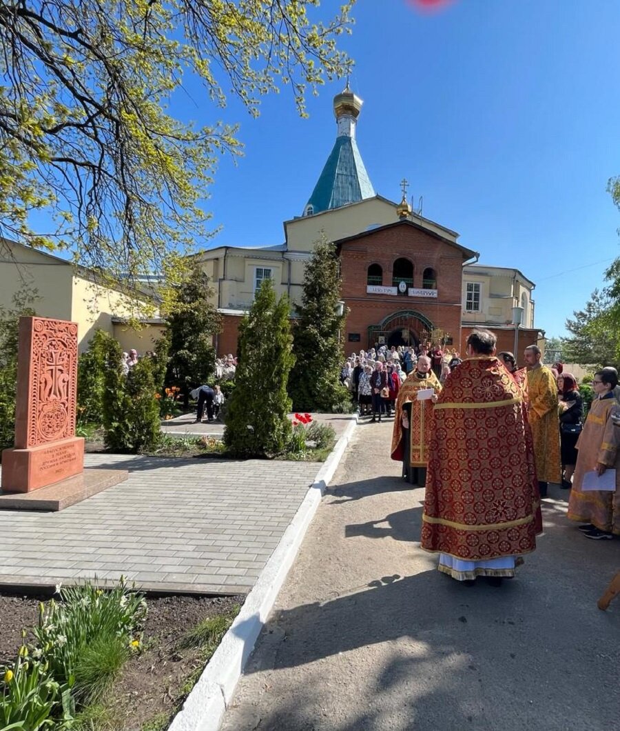 На территории Успенского храма г.Узловой состоялось освящение креста, символизирующего дружбу русского и армянского народов. Фоторяд